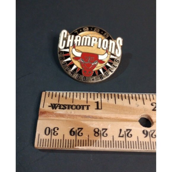 Vintage 1996 Chicago Bulls Lapel Logo Pin Pinback NBA Champions - Picture 3 of 4